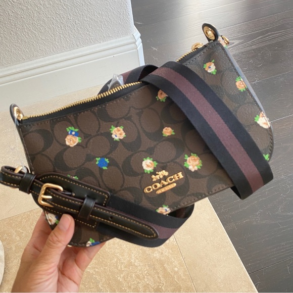 C6823 Coach Jes crossbody In Signature Canvas - Picture 1 of 9